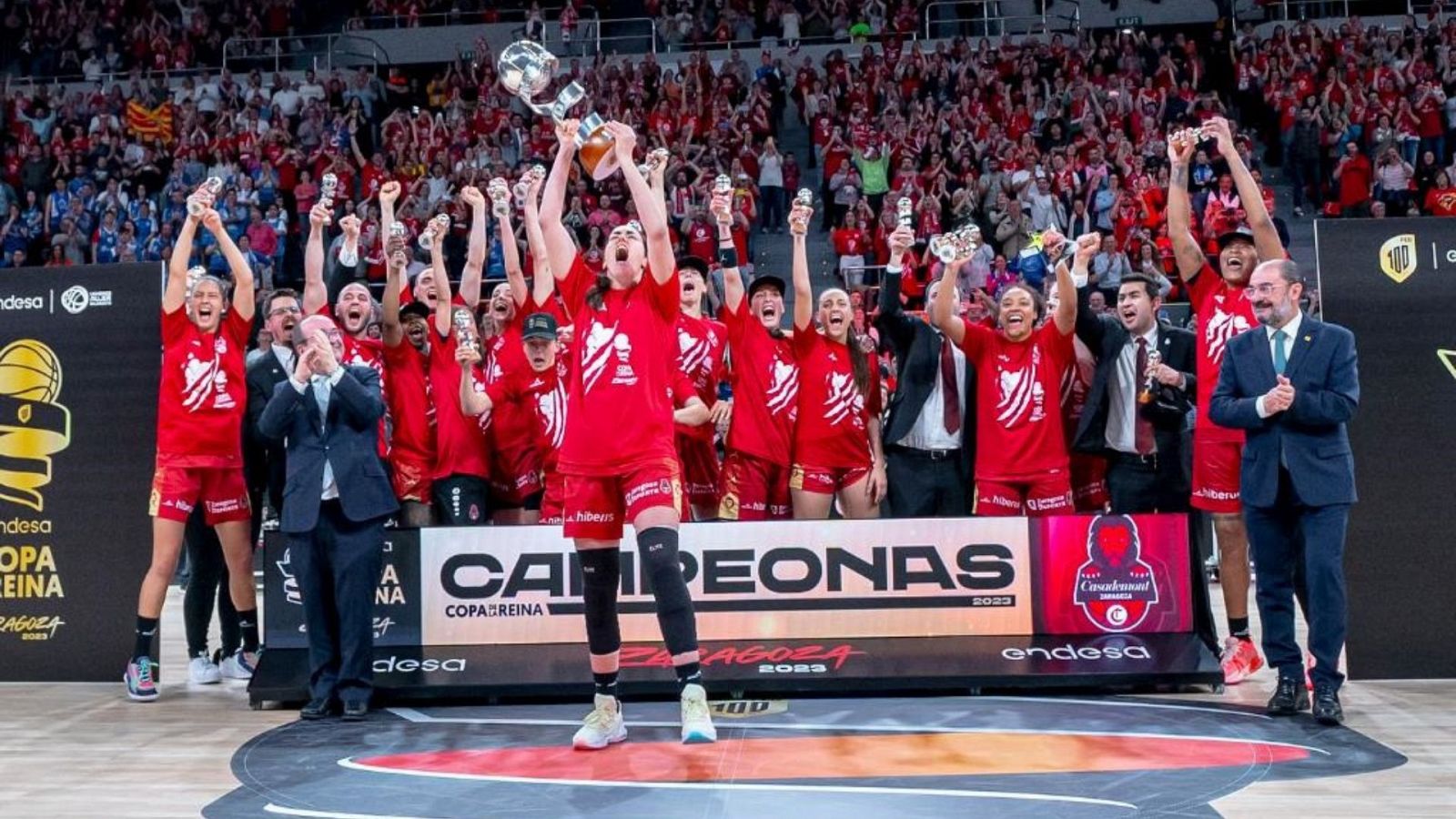 El Casademont Zaragoza celebra por las calles de la ciudad el título de la Copa de la Reina