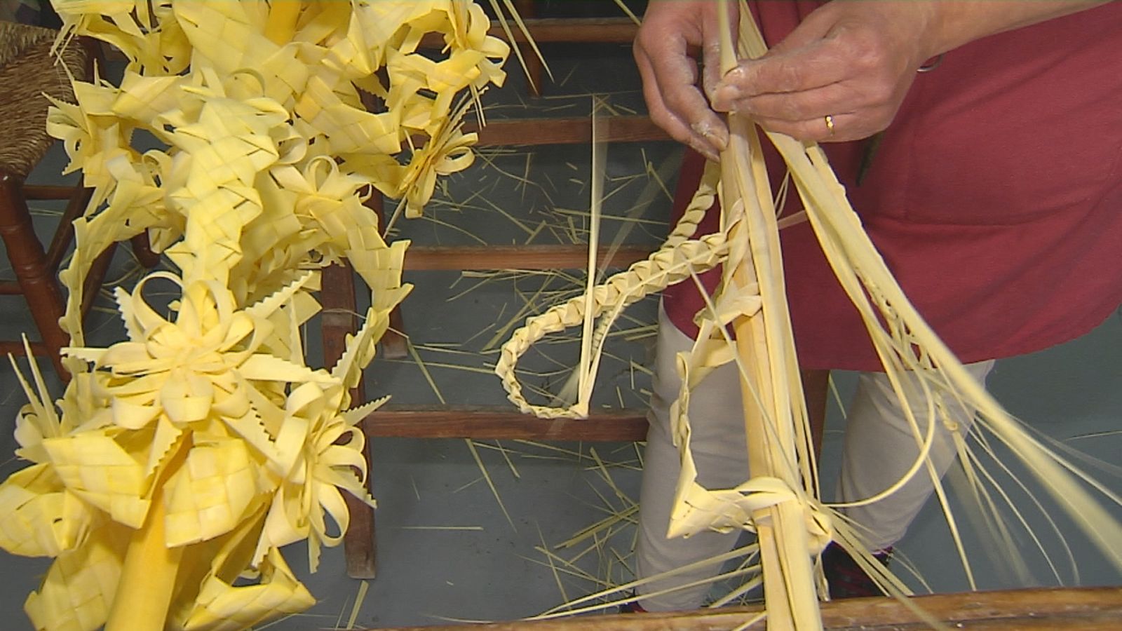 La cuarta generación de un taller artesanal de palma blanca