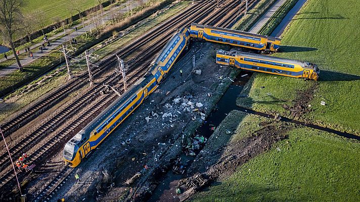 Un tren ha descarrilado en Países Bajos tras colisionar con equipos de construcción de la vía