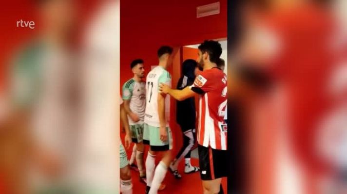  - El precioso gesto de Raul García: el canterano de Osasuna saludó uno por uno a los finalistas