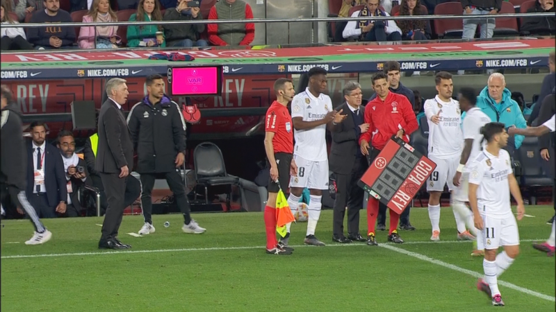 Barcelona - Real Madrid | Vinicius abandona enfadado el terreno de juego del Camp Nou