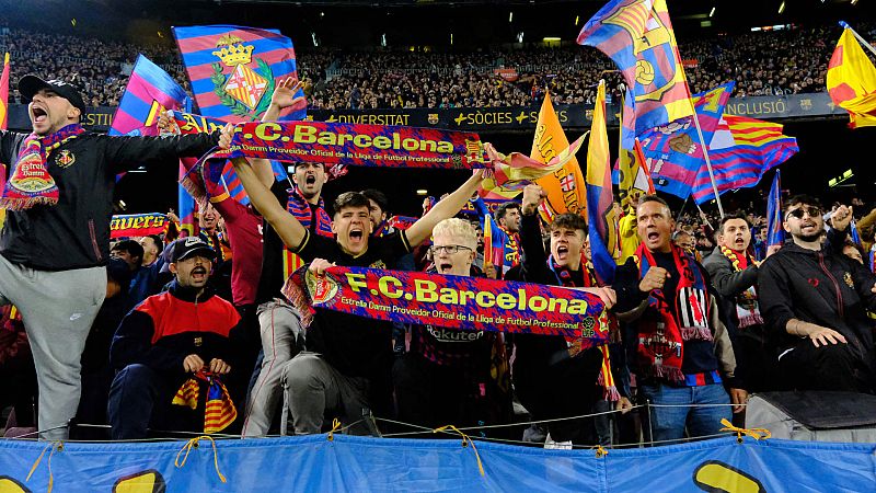 El Camp Nou corea "Messi, Messi" para alimentar el rumor de su regreso al Barça -- Ver ahora
