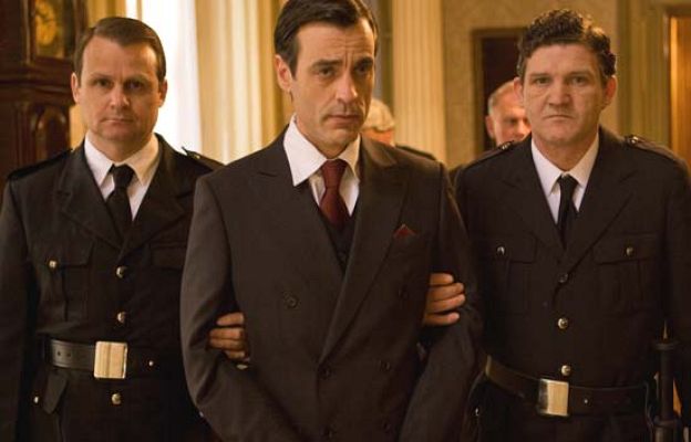 Amar en tiempos revueltos - Resumen 'Alta traición' 1ª parte