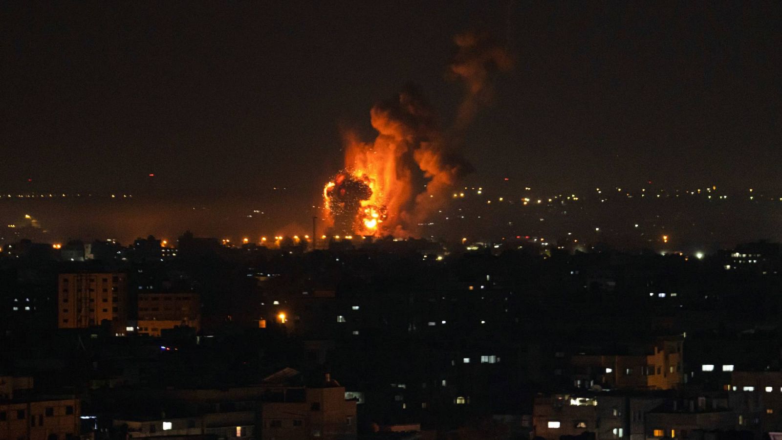 Israel bombardea Líbano y Gaza 