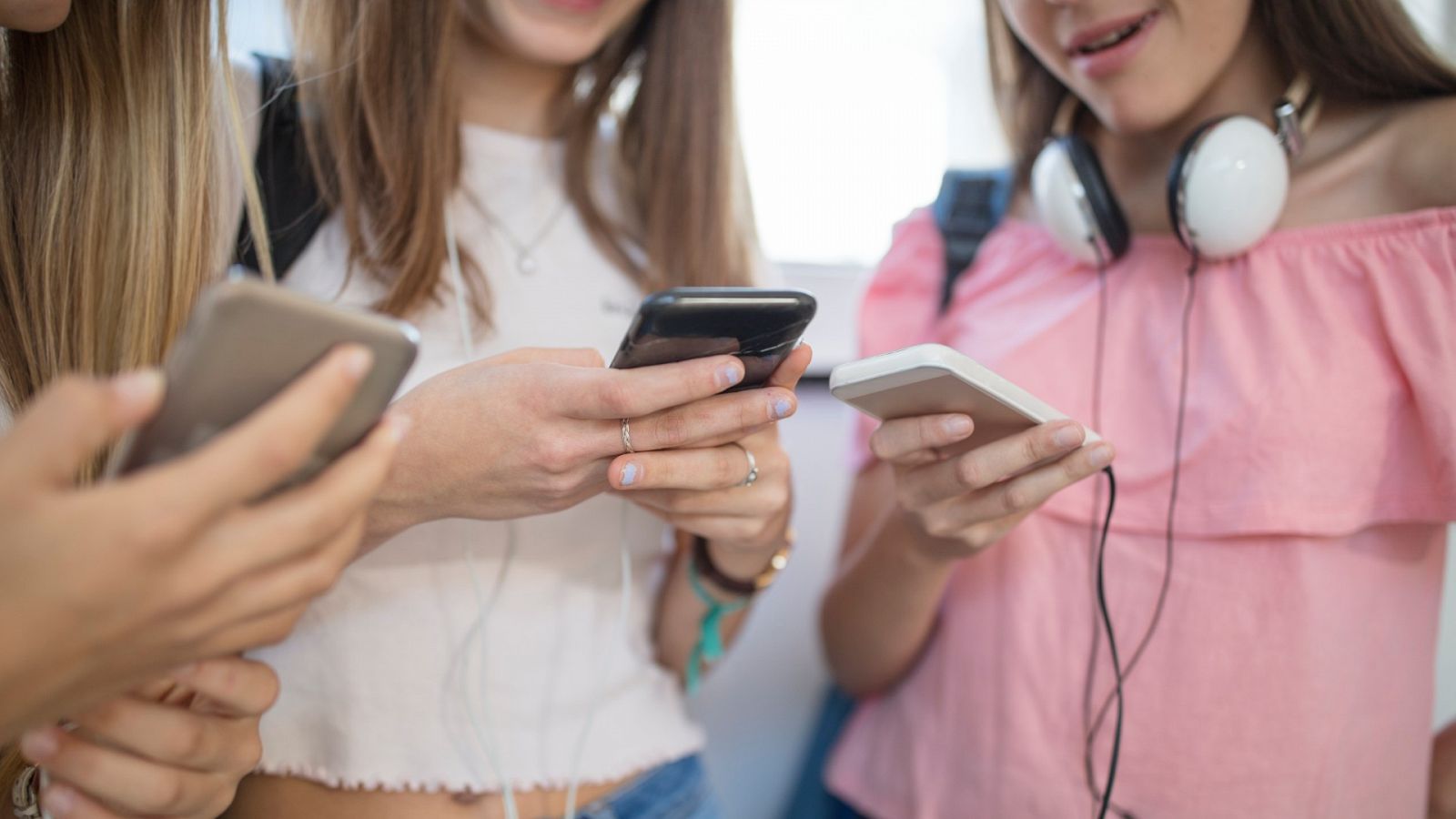¿Restricciones al uso de redes por adolescentes en España?