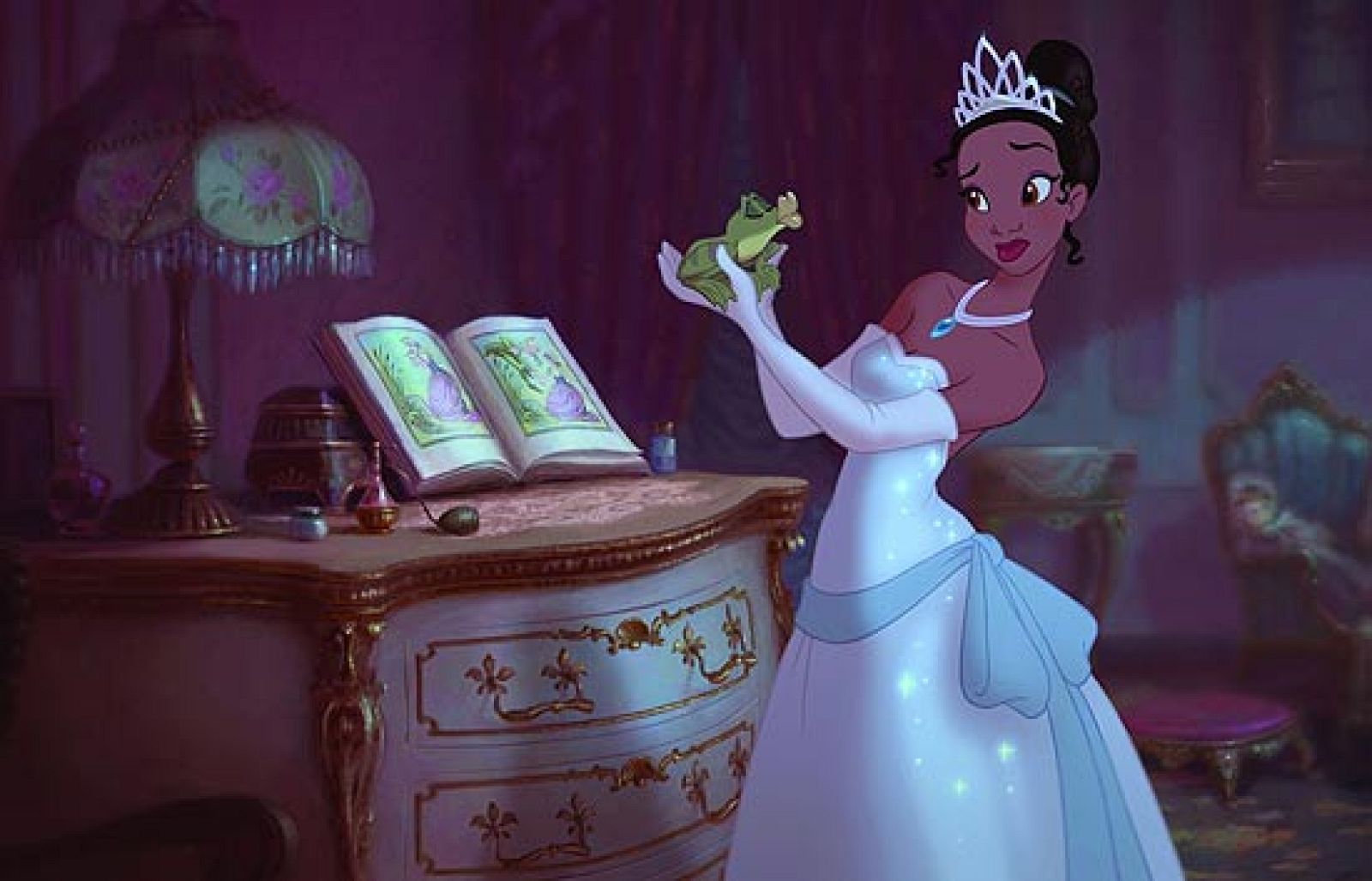  Disney vuelve a la animación tradicional que abandonó con 'Zafarrancho en el rancho' con esta divertida versión del cuento de la princesa y la rana encantada, que ha sido nominada al Oscar a mejor película de animación.