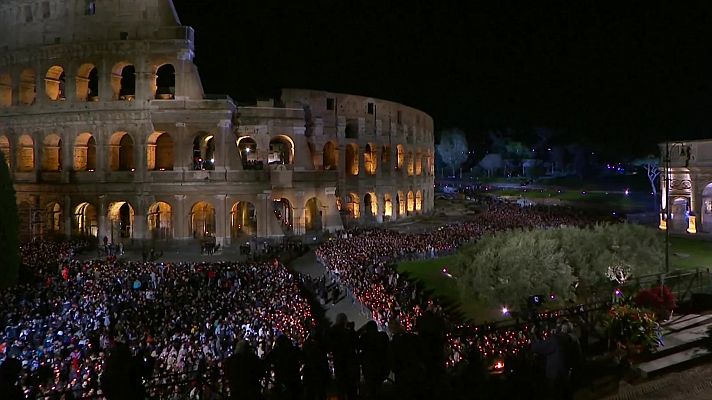 Vía Crucis desde el Coliseo de Roma