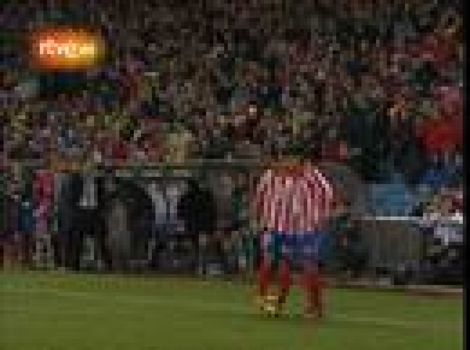 El Atlético supera 4-0 al Racing en la ida de semifinales de la Copa del Rey. Los cántabros protestaron el penalty del tercer gol, ya que la falta fue claramente fuera del área. 