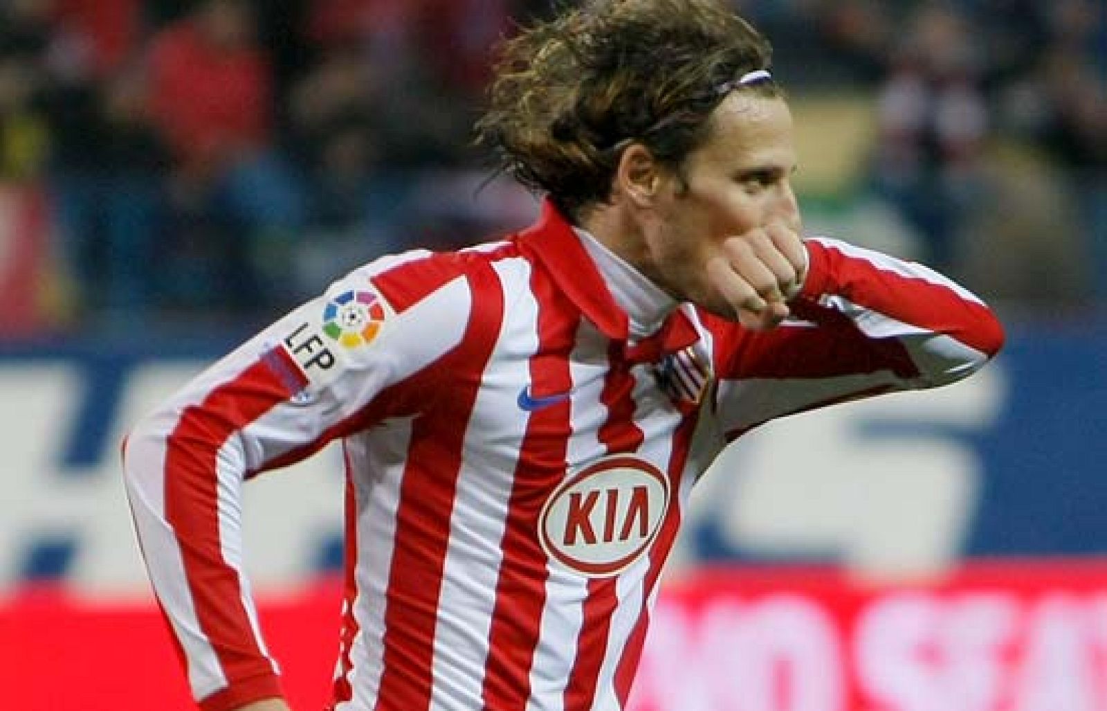 El Atlético supera 4-0 al Racing en la ida de semifinales de la Copa del Rey. Los cántabros protestaron el penalty del tercer gol, ya que la falta fue claramente fuera del área. 