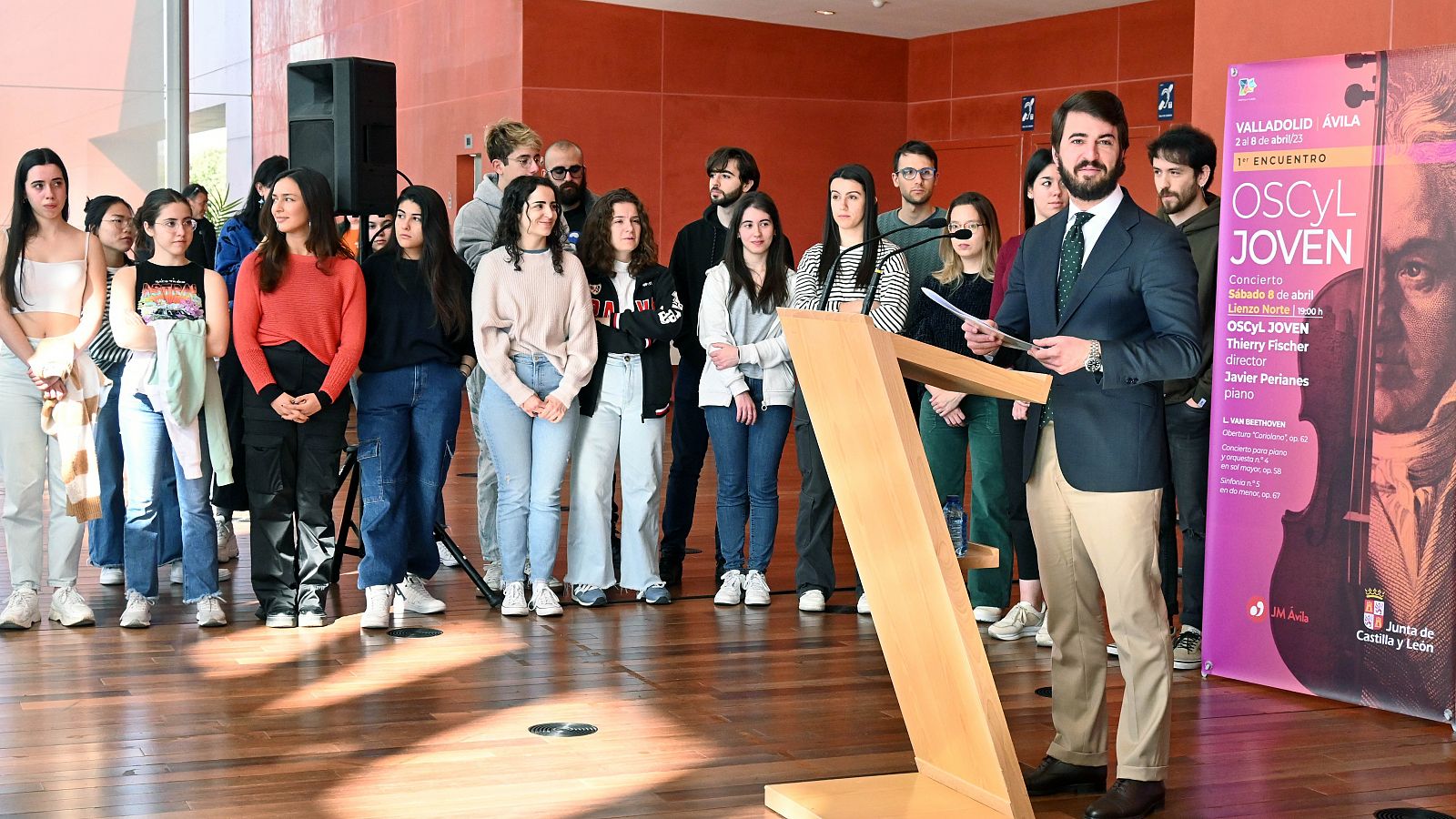 García-Gallardo llama a los alumnos a cuestionarse si la Segunda República fue "un régimen democrático" o si el CO2 contamina