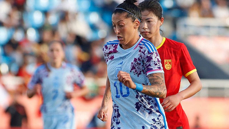 Jenni Hermoso lanza la jugada del primer gol con una acción de dibujos animados entre cuatro defensoras de China