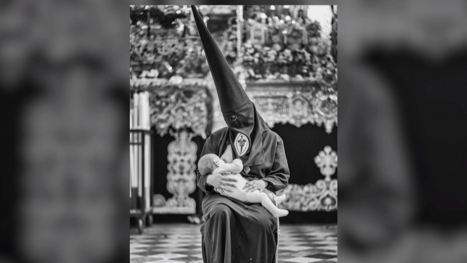 La imagen viral de una nazarena amamantando en Semana Santa