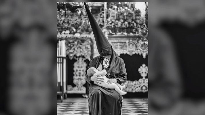 La imagen de una nazarena amamantando se viraliza en Semana Santa