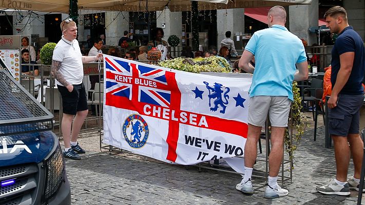 Los aficionados del Chelsea se dejan ver por la Plaza Mayor de Madrid