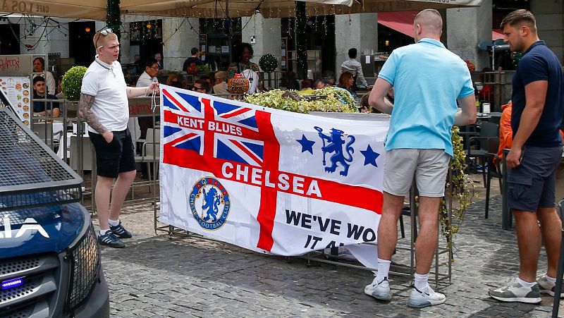 Los aficionados del Chelsea se dejan ver por la Plaza Mayor de Madrid
