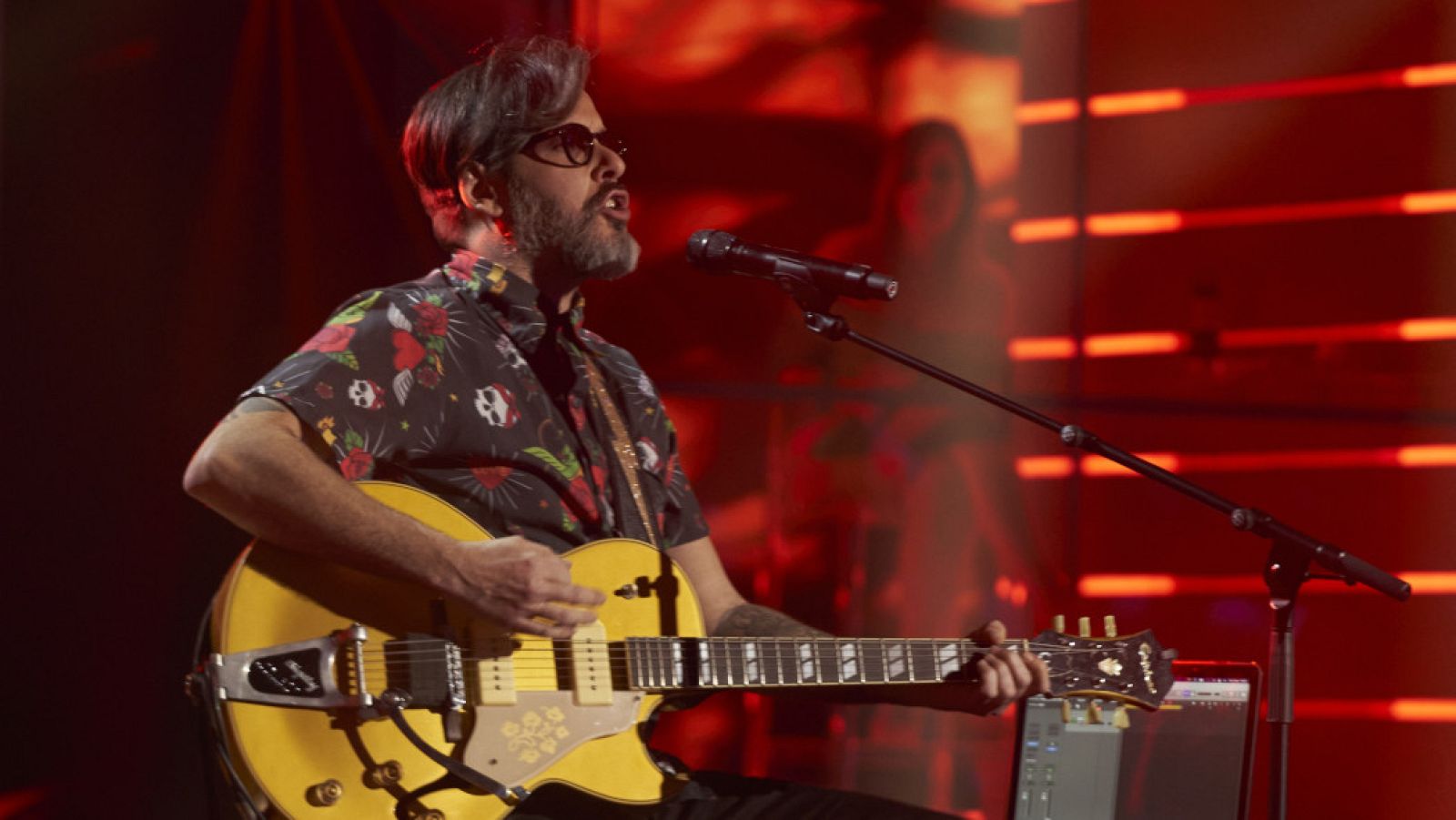 One Man Rocks improvisa un loop junto a Ruth Lorenzo y Chanel