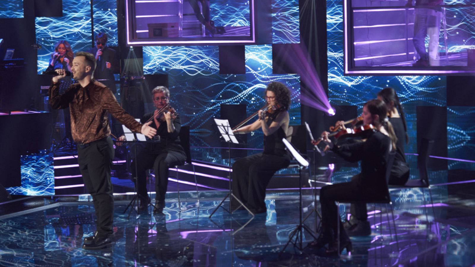 La voz de Juanmi Castillero encandila a los jueces de Cover Night