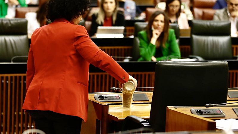 Una diputada de Adelante Andalucía echa arena en el escaño de Juanma Moreno por la situación de Doñana