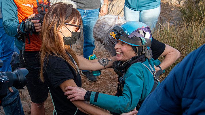 Beatriz Flamini sale tras vivir 500 días aislada en una cueva de Granada