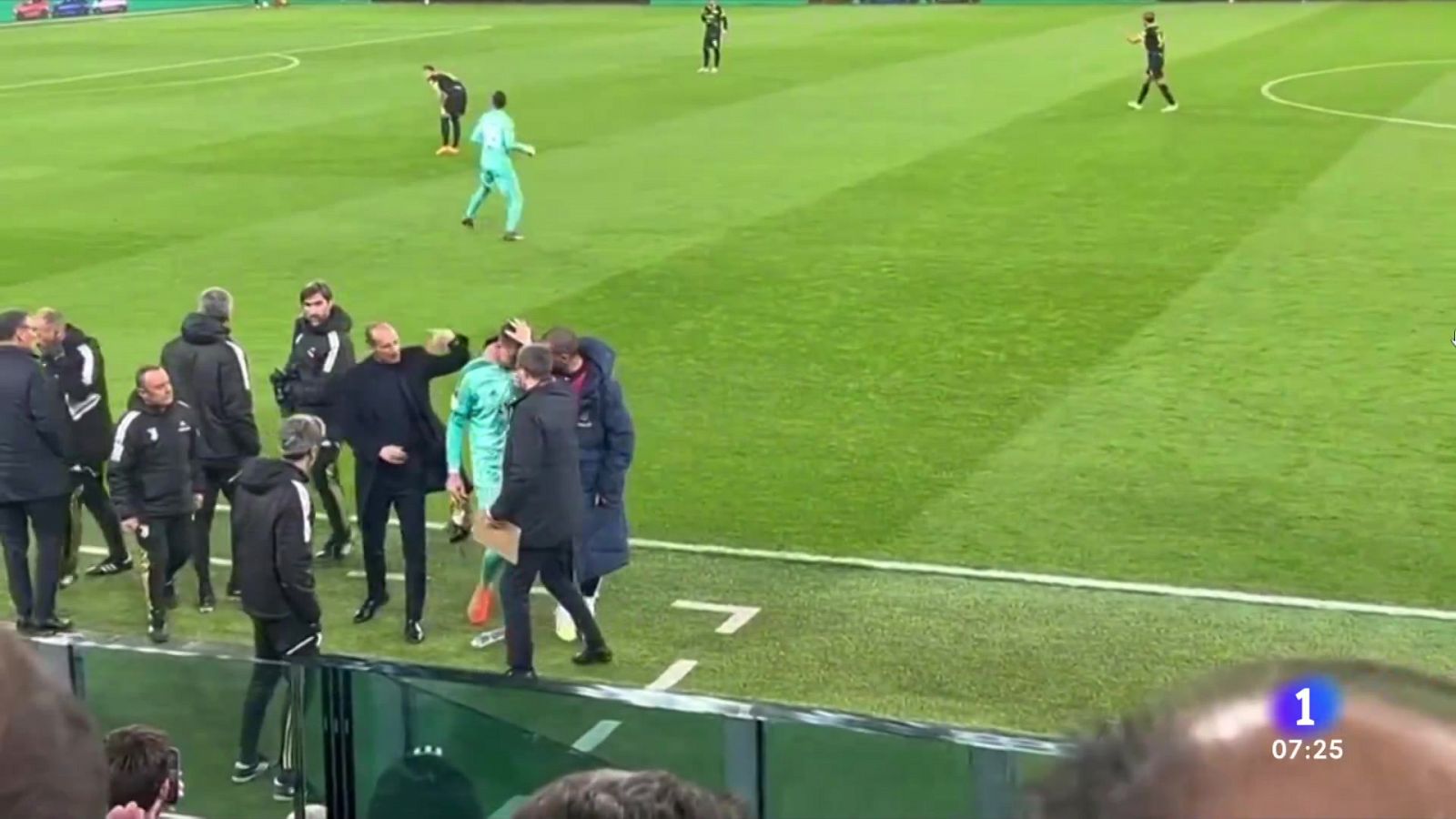 La Juventus confirma que Szczesny "está bien" tras su dolor en el pecho | Ver