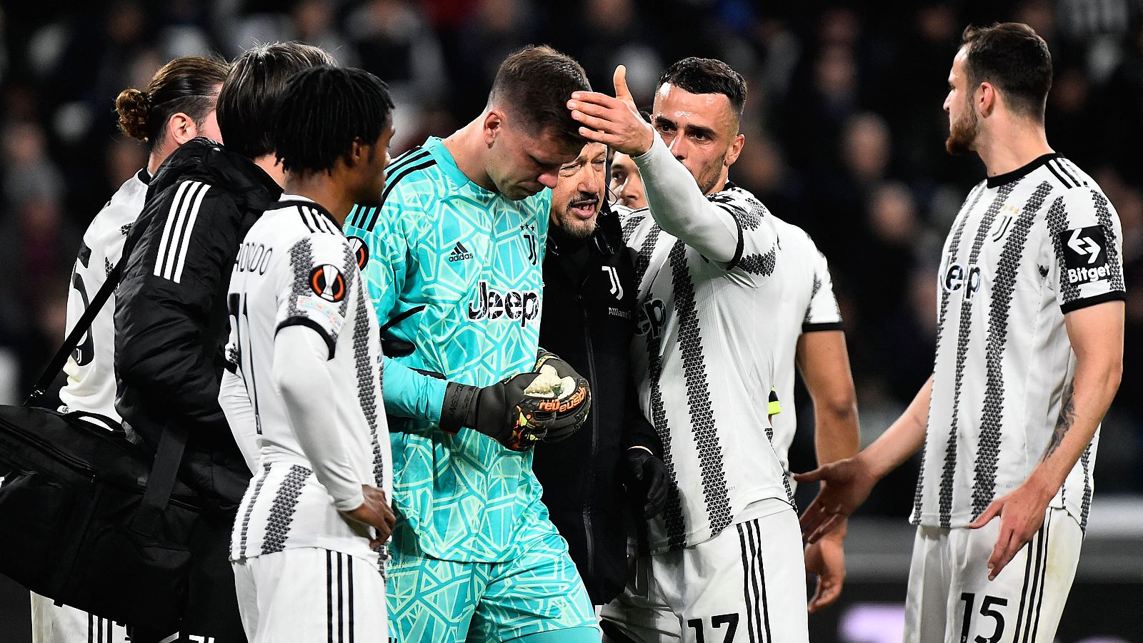 La Juventus confirma que Szczesny "está bien" tras retirarse por un dolor en el pecho