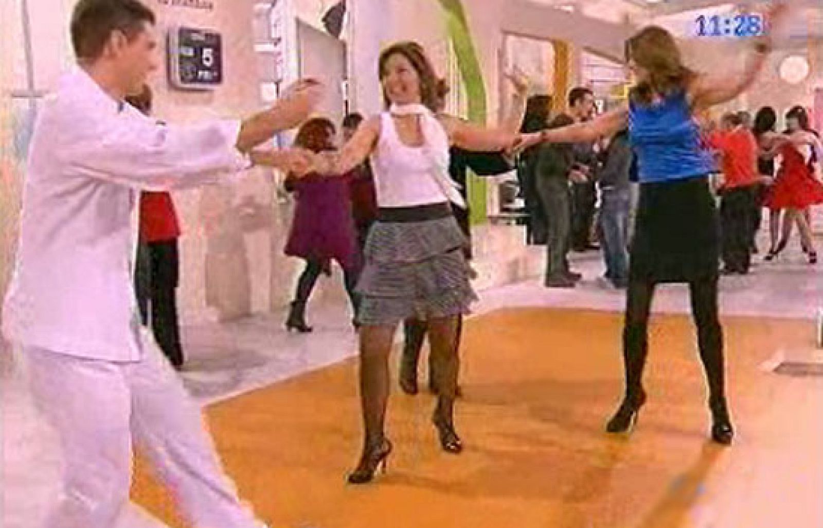 Cristina Mérida enseña a los mañaneros a bailar mambo.