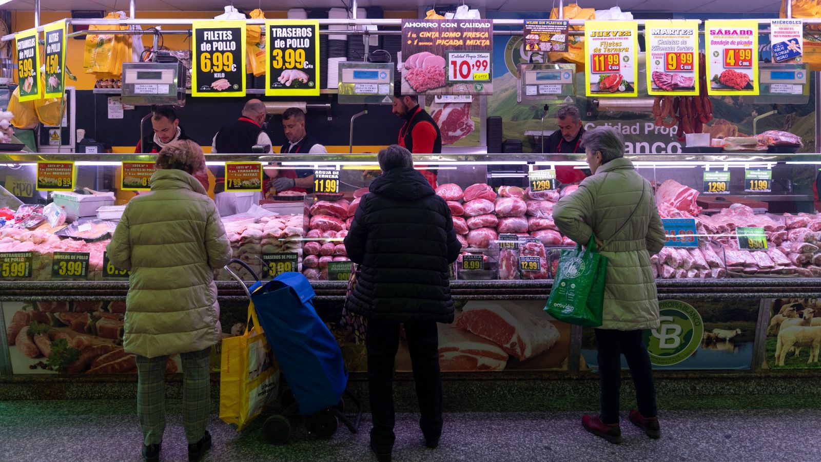 El IPC se modera al 3,3% en marzo por la luz y los carburantes, pero los alimentos se encarecen el 16,5%, impulsados por las legumbres y hortalizas frescas.