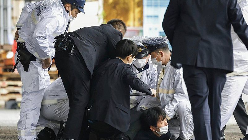 El primer ministro japonés, evacuado tras la explosión de una supuesta bomba de humo durante un acto electoral - Ver ahora