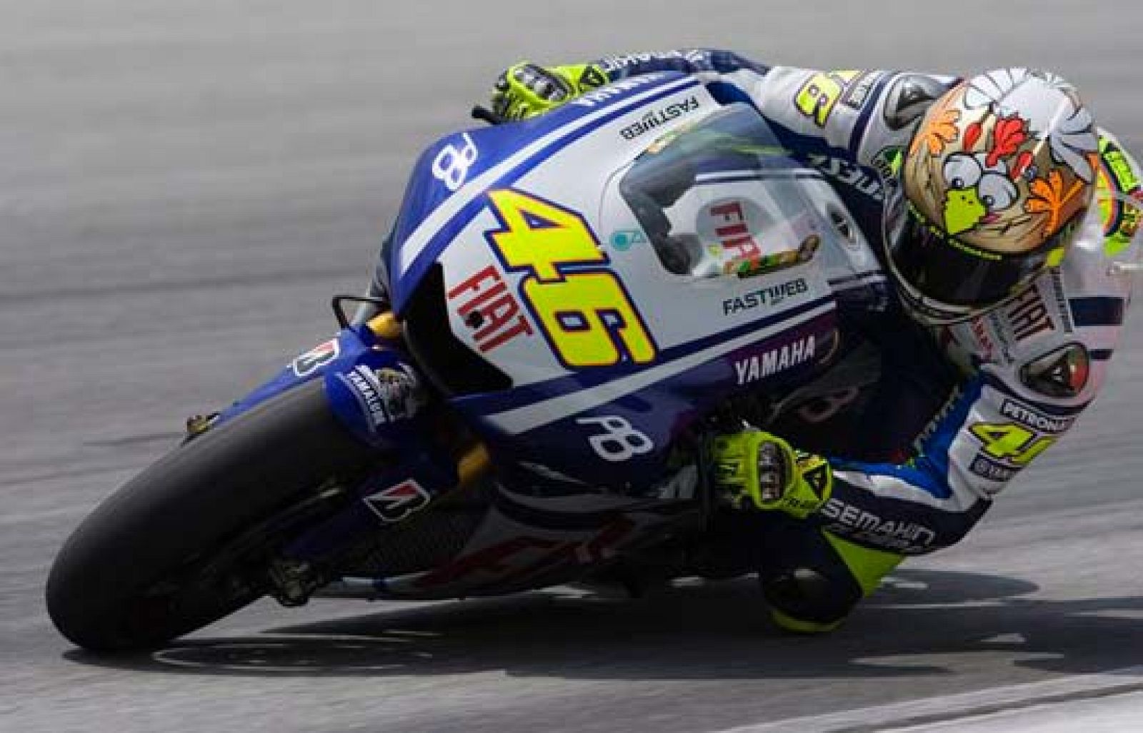Y en la segunda y última jornada de entrenamientos de MotoGP de la temporada 2010 que se han llevado a cabo en Sepang, Valentino Rossi ha vuelto a marcar el ritmo en un día especialmente complicado por la inestabilidad meteorológica. Stoner volvió a ser segundo por delante de Dani Pedrosa y Jorge Lorenzo.