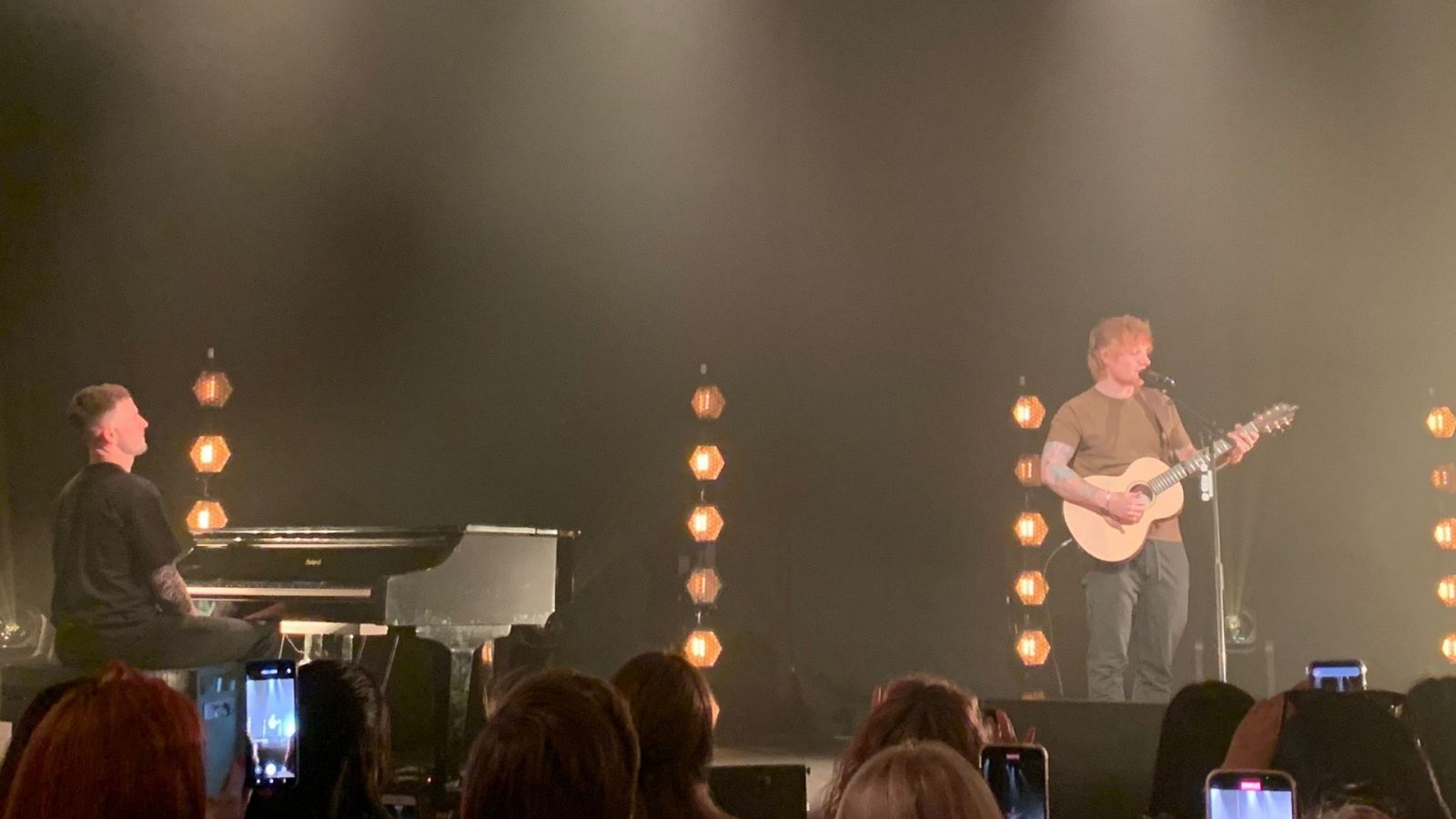 Ed Sheeran presenta su nuevo disco en un ambiente íntimo en Madrid