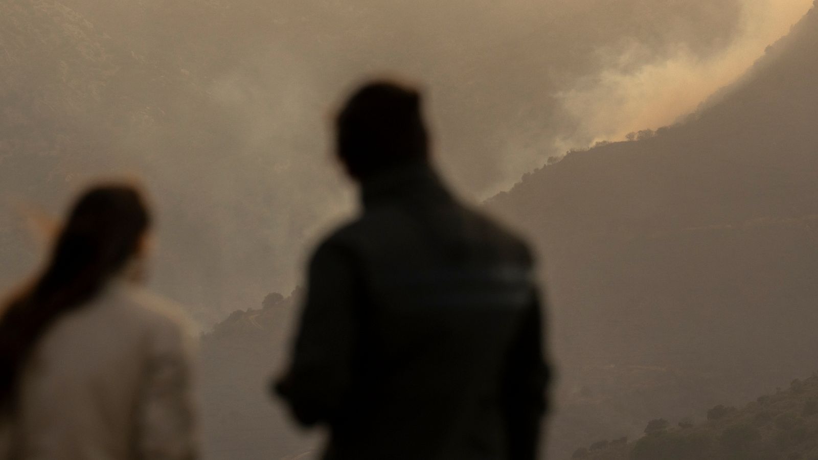 Medios aéreos y terrestres trabajan en el incendio forestal declarado entre Francia y España