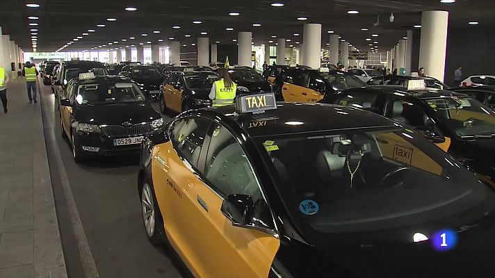 L'Informatiu - Els taxis col·lapsen la T1 durant una hora per protestar contra els conductors il·legals