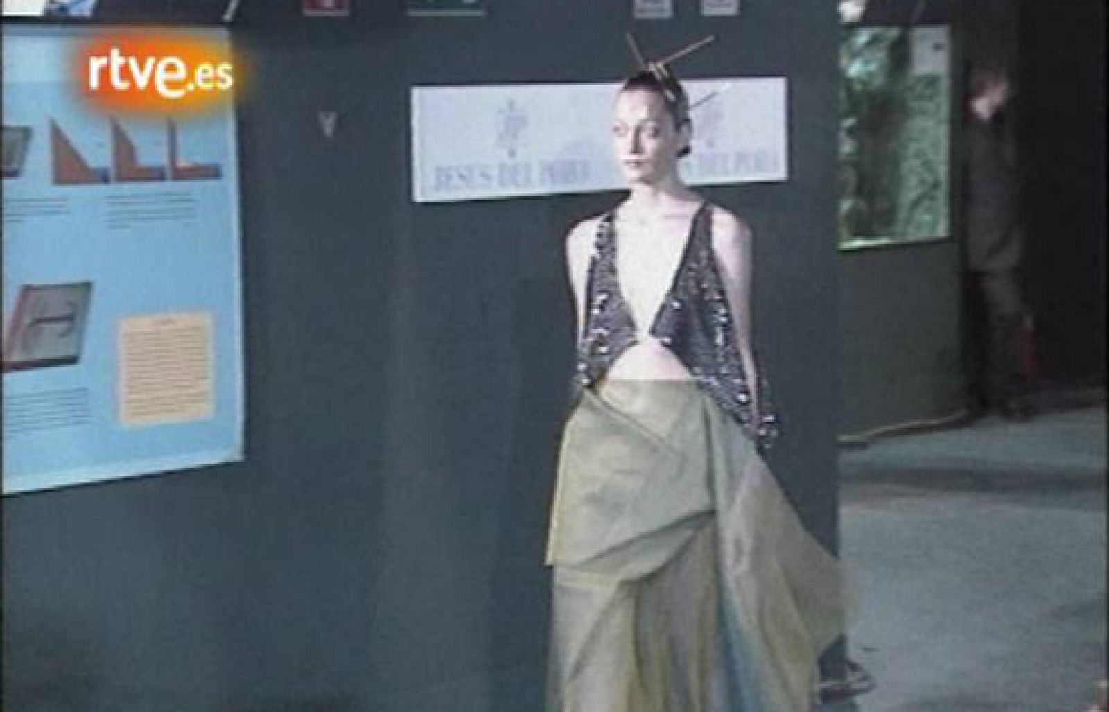 La moda de Jesús del Pozo en uno de los desfiles de los disidentes de la Pasarela Cibeles en el año 1999. El diseñador madrileño se sumergió "en las profundidades marinas" del Acuario de Madrid para mostrarnos su colección para el verano de 2000.