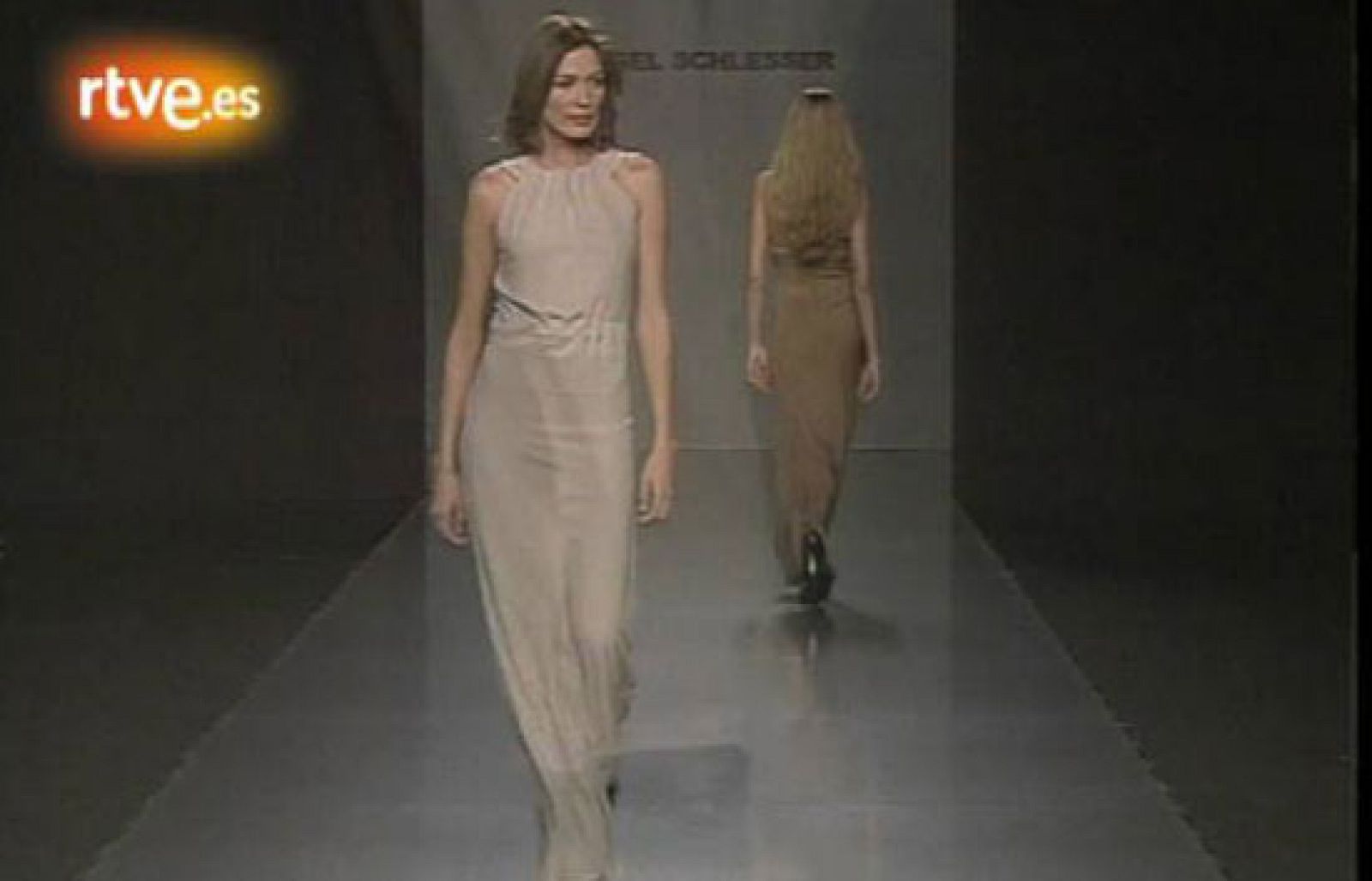 Después de tres años de ausencia de la pasarela Cibeles, se acaba la "guerra" y los diseñadores, Jesús del Pozo, Ángel Schlesser, Roberto Verino y Antonio Pernas vuelven a mostrar sus creaciones en la pasarela madrileña. Supermodelos como Esther Cañadas se muestran a favor de que por fin se haya firmado la paz y los modistos españoles estén unidos.  