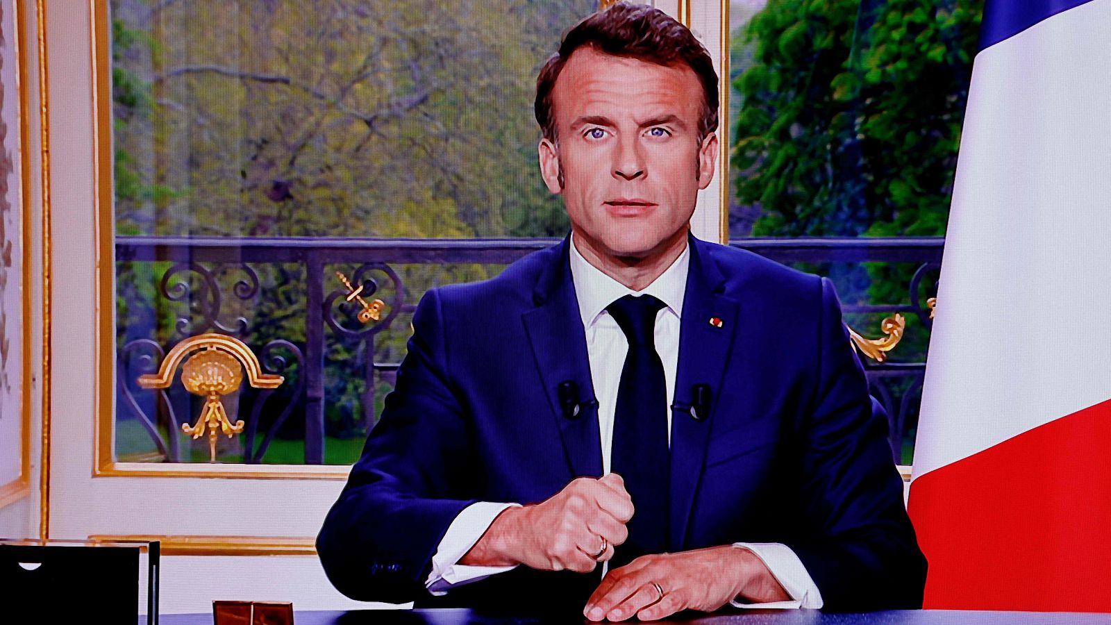 Macron defiende su reforma de pensiones y tiende la mano a los sindicatos en un discurso televisado