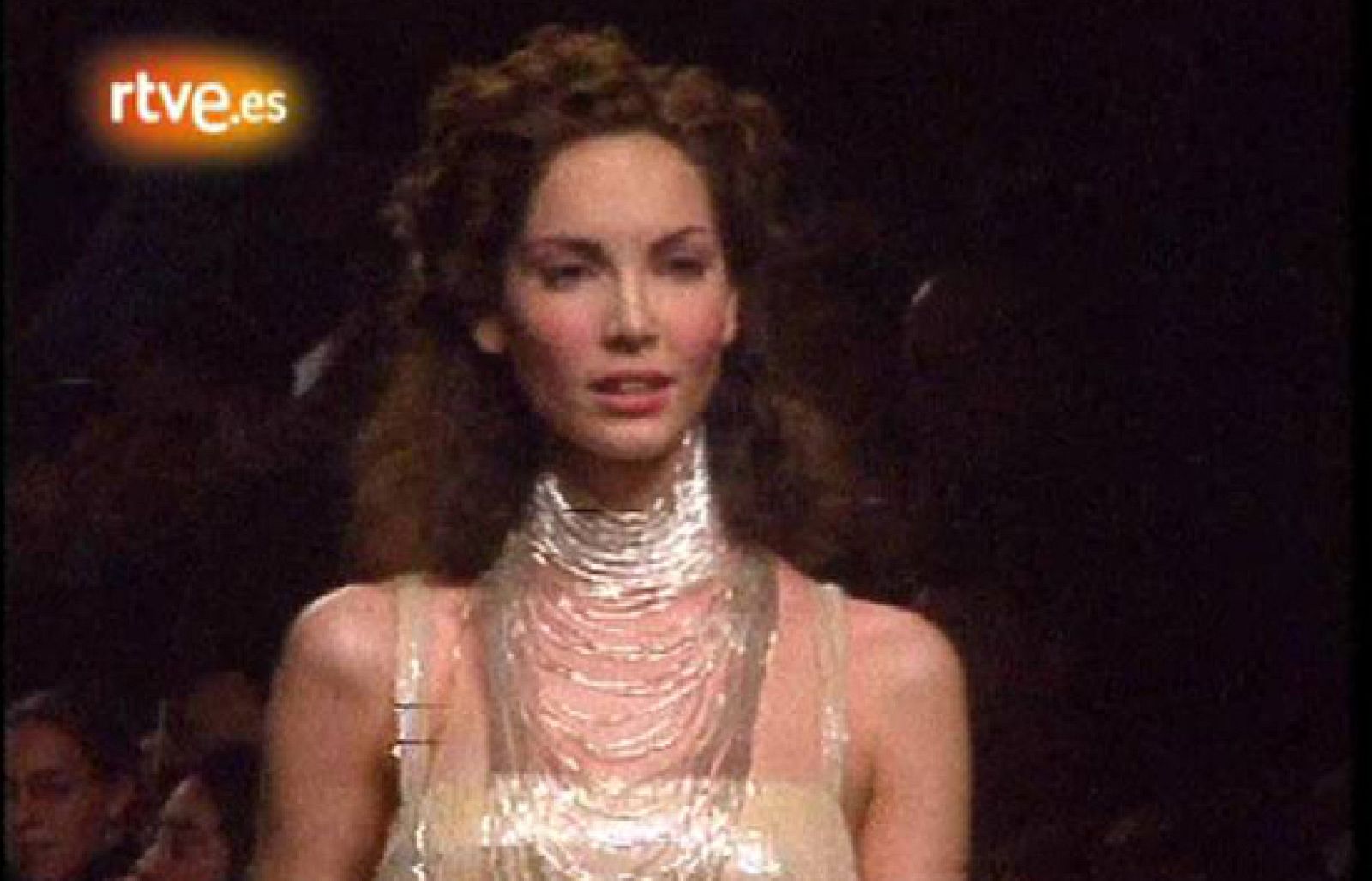 Reportaje de Informe Semanal en la Pasarela Cibeles de 1998. Un edición en la que Penélope Cruz desfiló para Victorio y Lucchino, y en la que el veterano programa de TVE se sumergió para mostrarnos todos los preparativos y el engranaje de una "maquinaria" como es Cibeles.  