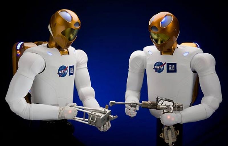 Son los astronautas del futuro, robots creados para ayudar a los humanos en misiones espaciales peligrosas. La NASA y General Motors trabajan juntos para desarrollar estos androides y utilizarlos en la industria automovilística y aeroespacial.El mode