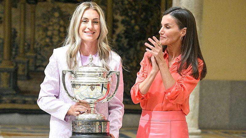 Alexia Putellas recibe el Premio Nacional del Deporte de manos de la reina Letizia -- Ver ahora
