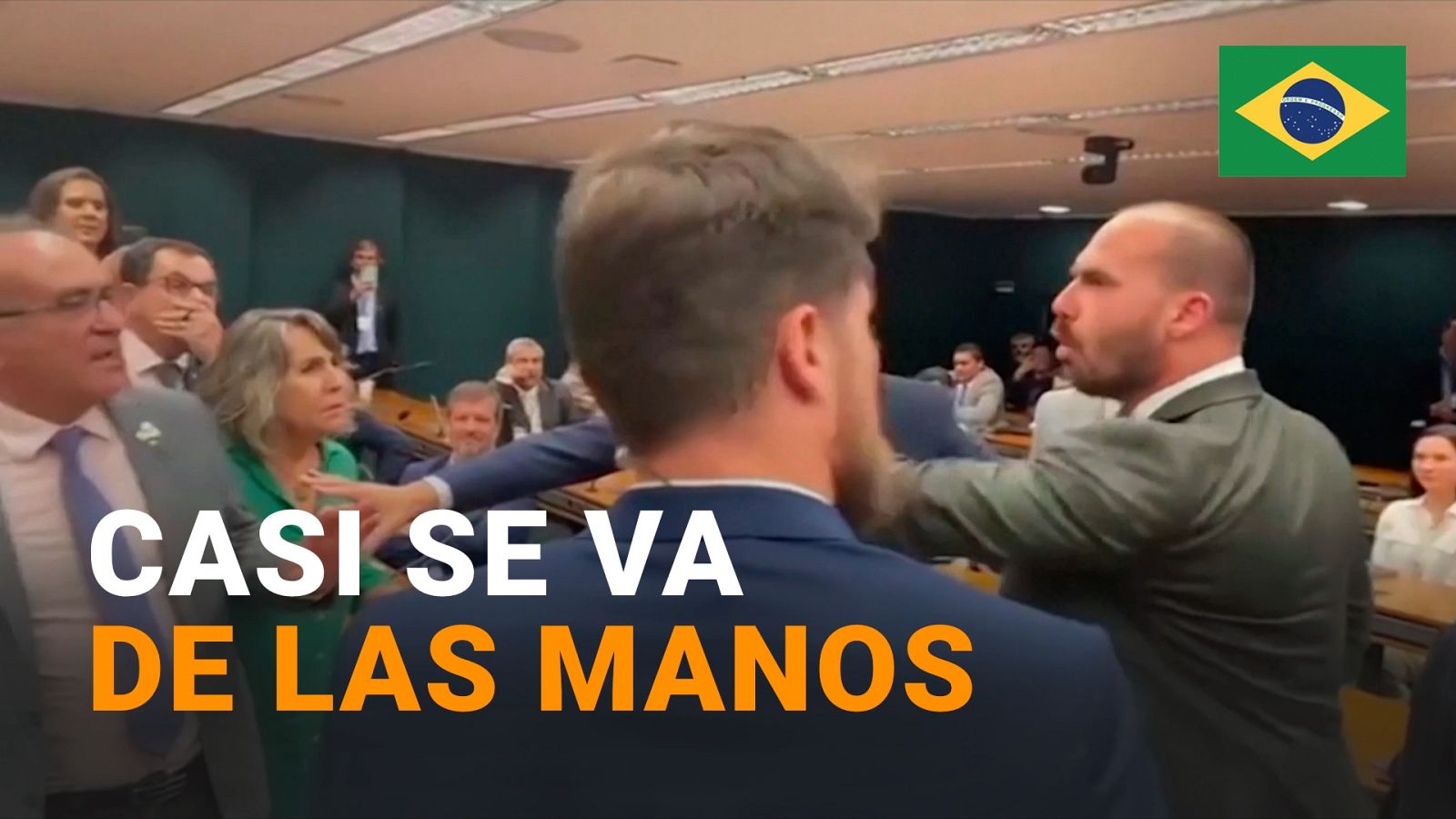 El hijo del expresidente Bolsonaro, a punto de pegar a otro diputado en un debate 