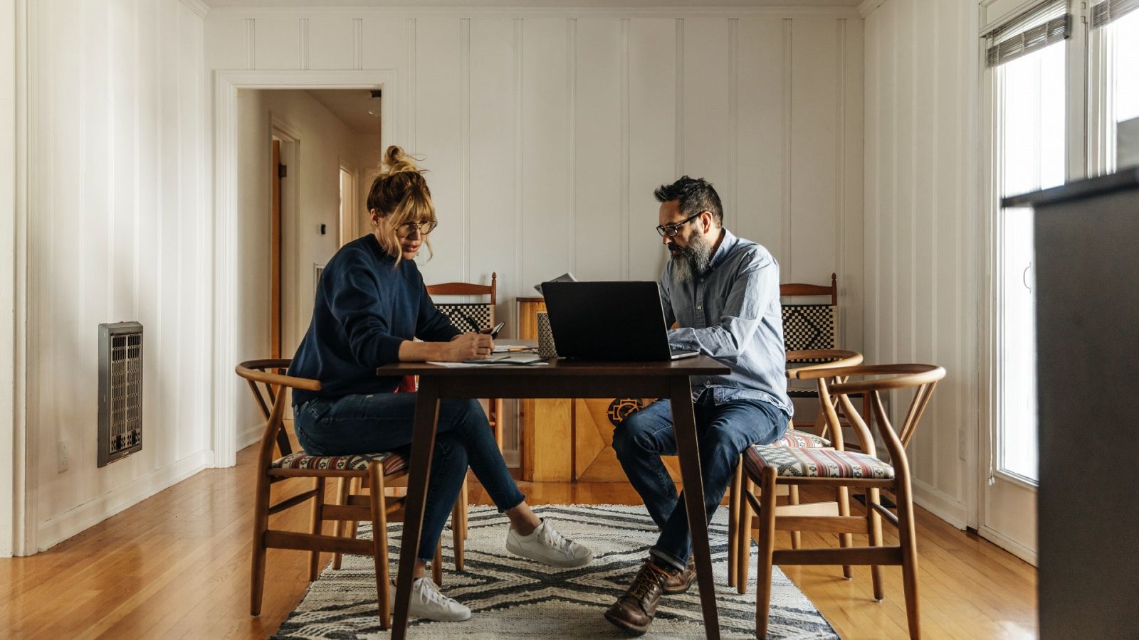 El esfuerzo económico que hacen los propietarios es cada vez mayor y ahora dedican casi siete años de su sueldo a la compra de una vivienda, el valor más alto desde la burbuja inmobiliaria.