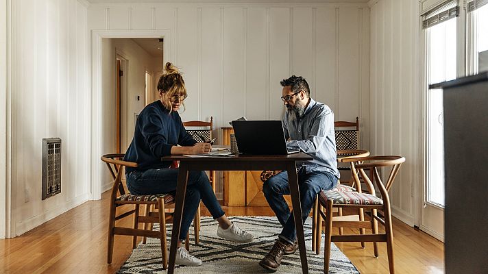 Telediario 1 - La vivienda "se come" el sueldo: los españoles dedican casi siete años de su salario a la compra de una casa