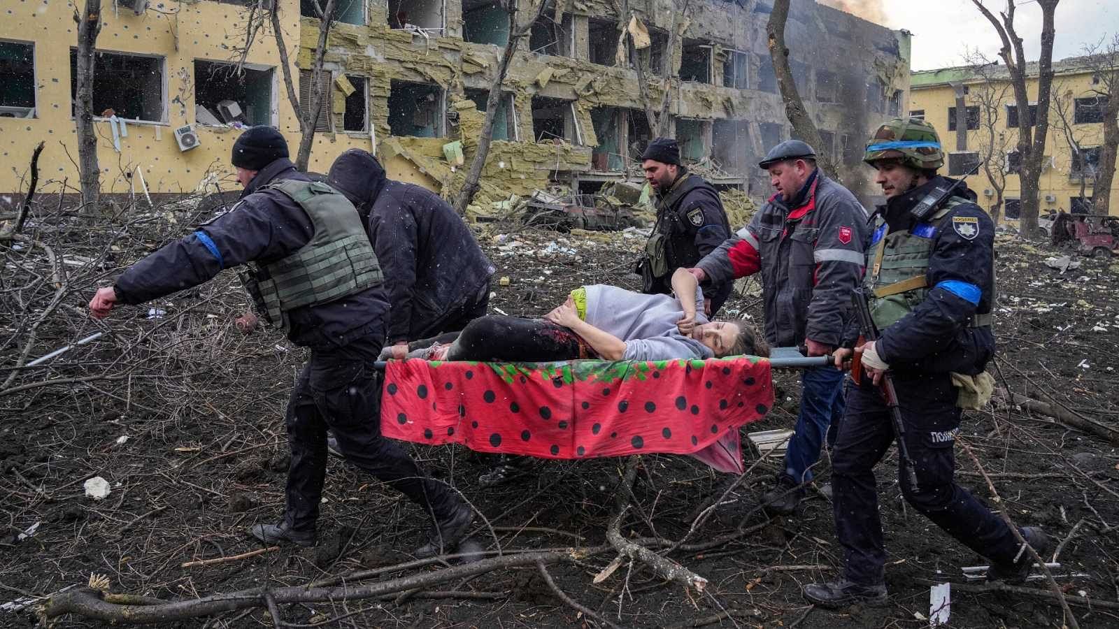 Una mujer embarazada herida en Ucrania, foto del año en el World Press Photo 2023