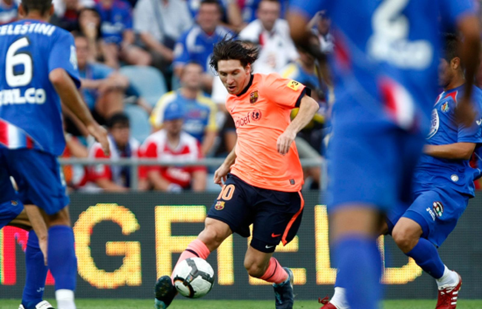 El FC Barcelona busca ante el Getafe distanciarse del Real madrid. El líder sigue con su trayectoria ascendente, encadenando ya cuatro victorias seguidas, mientras que el Getafe aspira a meterse en puestos europeos.