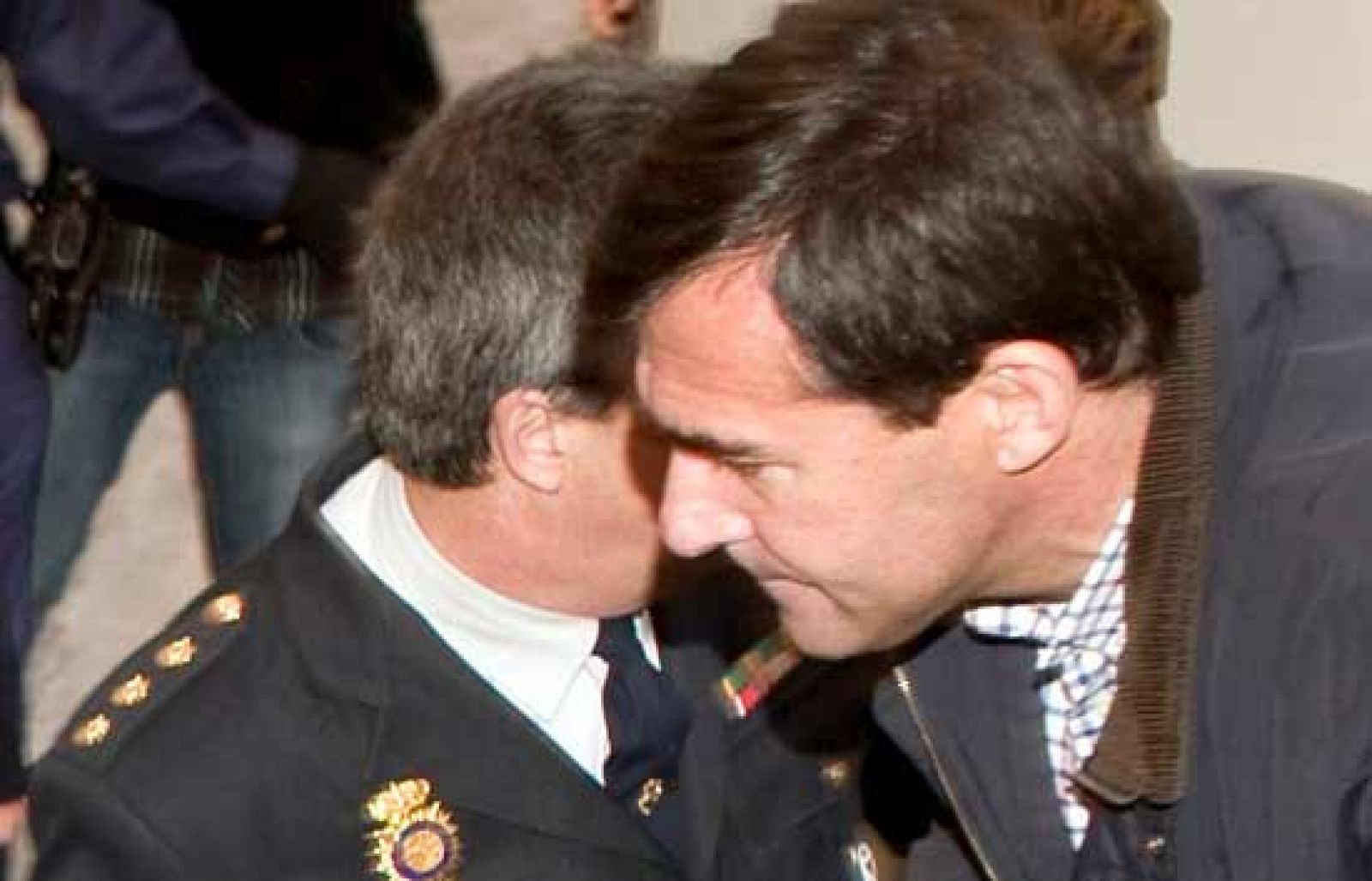 En los juzgados de Palma, el juez debe decidir sobre los 5 miembros de Unió Mallorquina detenidos por un presunto caso de corrupción. La Fiscalía pide para los cinco arrestados prisión eludible bajo fianza de 100.000 euros. Entre ellos, los dos ex-presidentes de este partido, Miquel Nadal y Miquel Àngel Flaquer. Un sexto detenido, Antoni Rebassa, ha quedado en libertad con cargos. 06/02/10.