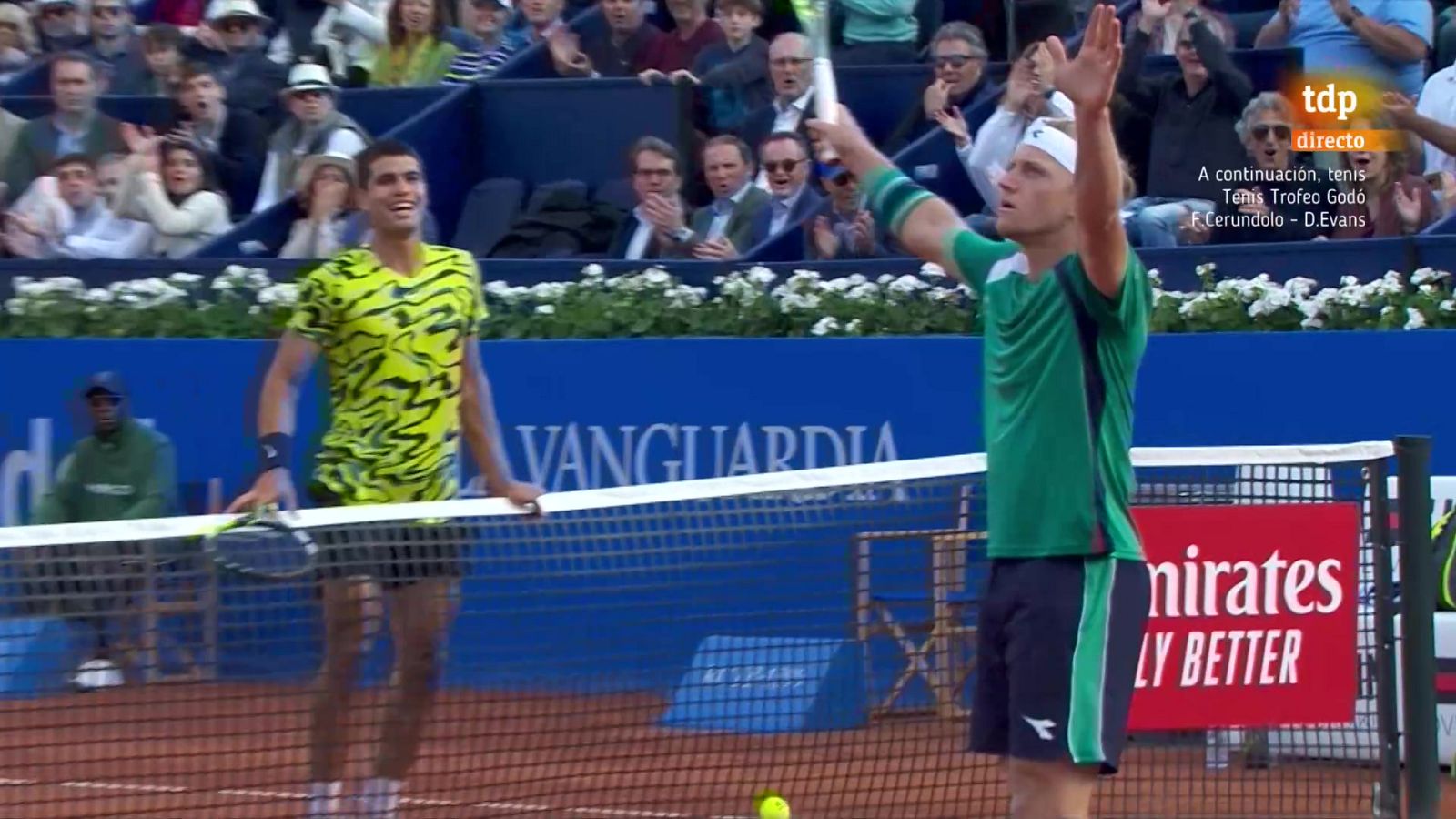 Increíble punto de Alejandro Davidovich: la pelota vuelve a su campo y le rompe a Carlos Alcaraz en el Godó -- Ver ahora