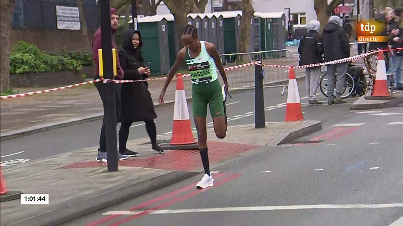 El recital de Sifan Hassan en la Marat�n de Londres: lesi�n a la hora de carrera, resurrecci�n para volver al grupo y victoria al sprint