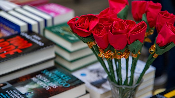 Los libros y las rosas llenan las calles por Sant Jordi