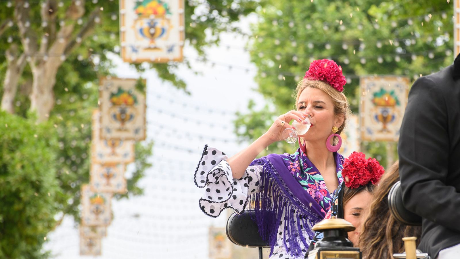 La Feria de Abril arranca a ritmo de sevillanas y con casetas abarrotadas