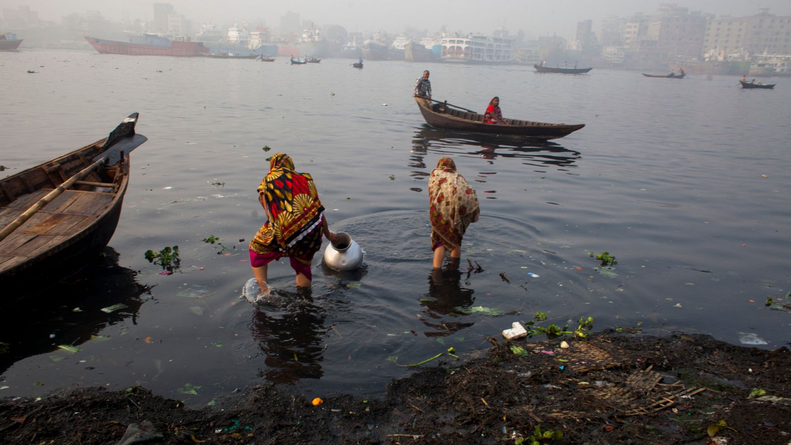 La contaminación tiñe los ríos de Bangladesh