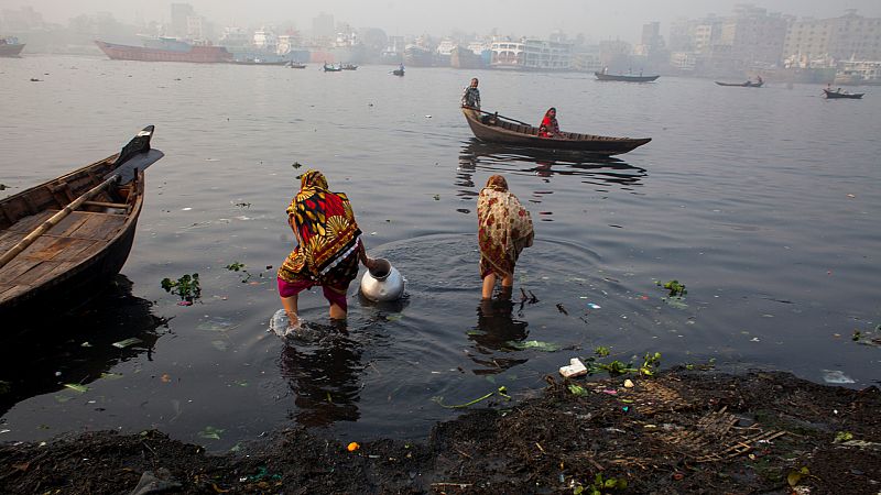 La contaminación tiñe los ríos de Bangladesh